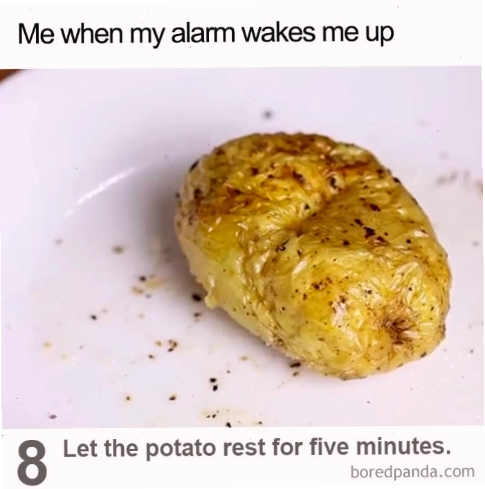 Meme củ khoai tây nướng trên đĩa với chú thích về việc bị đánh thức