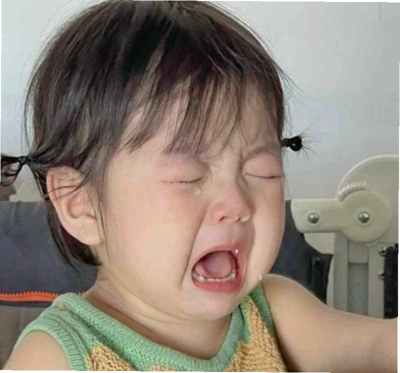 Meme em bé khóc với biểu cảm đáng yêu