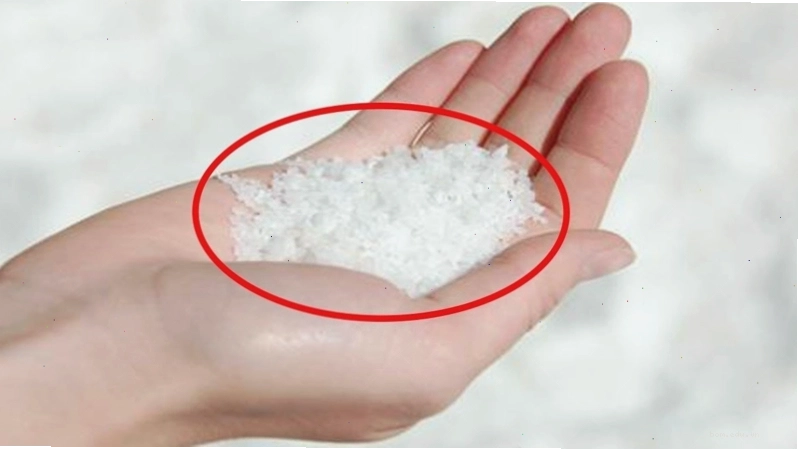 Ném muối qua vai trái giúp bạn để lại những điều xui xẻo ở sau lưng