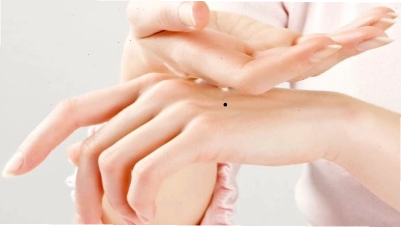 Nốt ruồi gần cổ tay phía mu bàn tay nữ cho thấy trí tuệ và khả năng quản lý tài chính