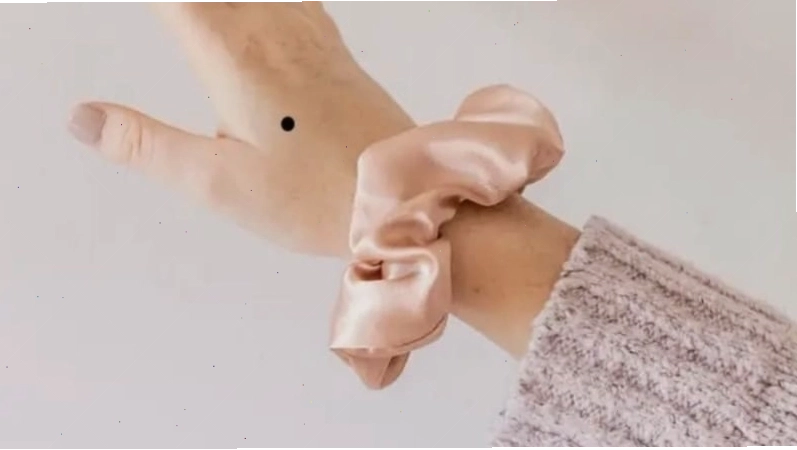 Nốt ruồi mu tay phải nữ biểu hiện tính cách kiên cường và giàu lòng hy sinh