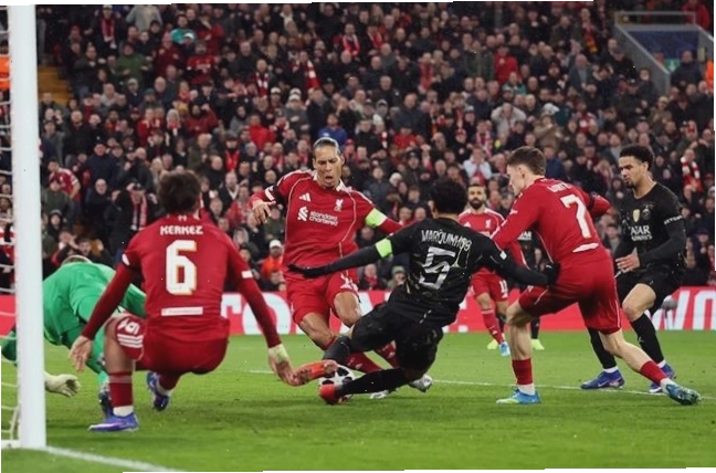 Pha bóng Marquinhos nỗ lực cứu thua ngay trên vạch vôi trong trận đấu đầy kịch tính với Liverpool tại đấu trường châu Âu