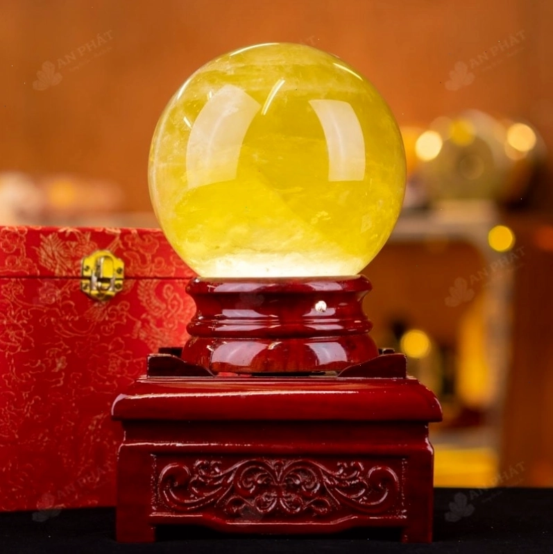 Quả cầu phong thủy đặt trên bàn làm việc tăng cường trí tuệ và sự nghiệp