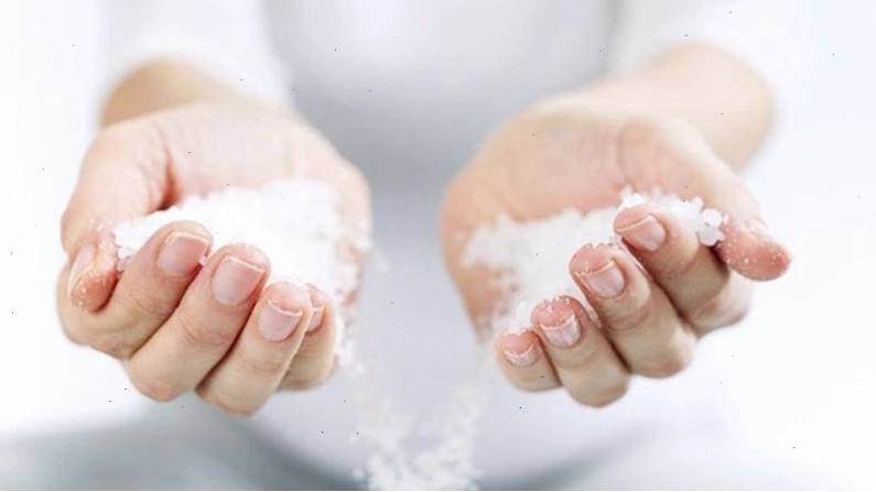 Rải muối tại các góc nơi ở mới và để trong 24 giờ rồi quét đi