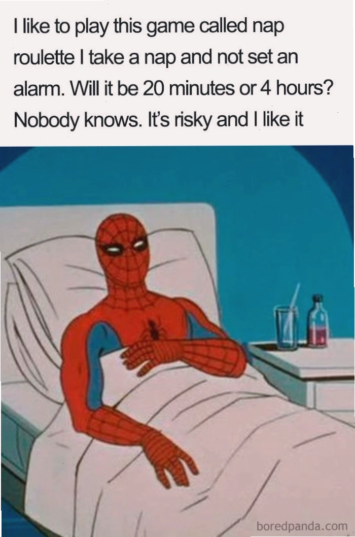 Spider-Man nằm trên giường với chú thích về thói quen ngủ nguy hiểm