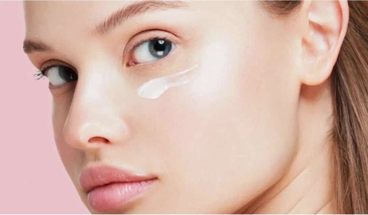 Sử dụng kem làm đầy hốc mắt sâu có thể hỗ trợ cải thiện tình trạng quầng thâm