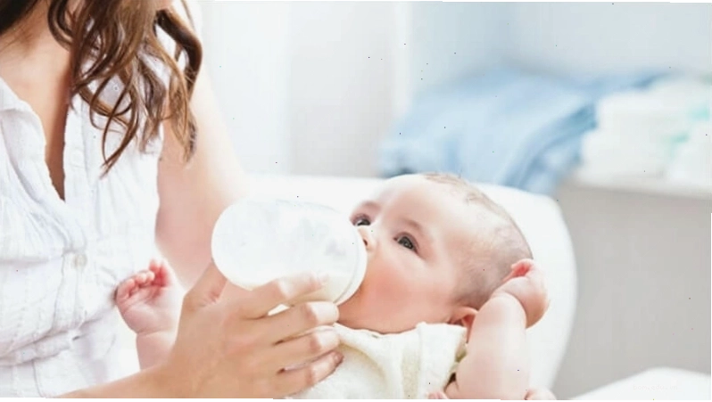 Sữa mẹ hoặc sữa công thức cung cấp dinh dưỡng cần thiết cho sự phát triển của trẻ sơ sinh.