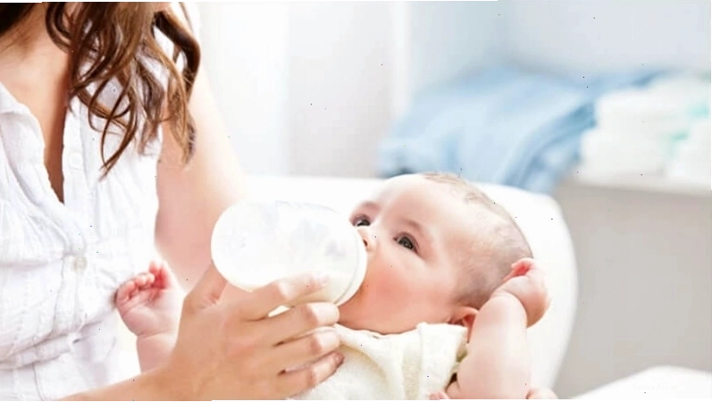 Sữa mẹ hoặc sữa công thức giúp cung cấp calo cho bé