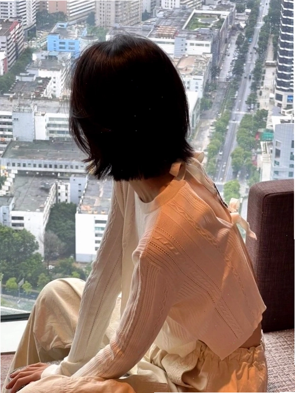 Tạo dáng quay lưng nhìn xa xăm đầy sâu lắng