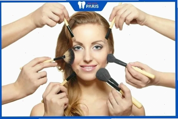 Trang điểm có thể giúp che đi khuyết điểm cằm lẹm