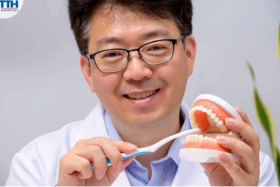 Tướng đàn ông có răng ngà vàng biểu thị sự quyết đoán và kiên trì