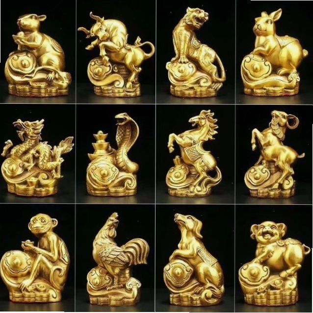 Tượng linh thú phong thủy trên bàn làm việc