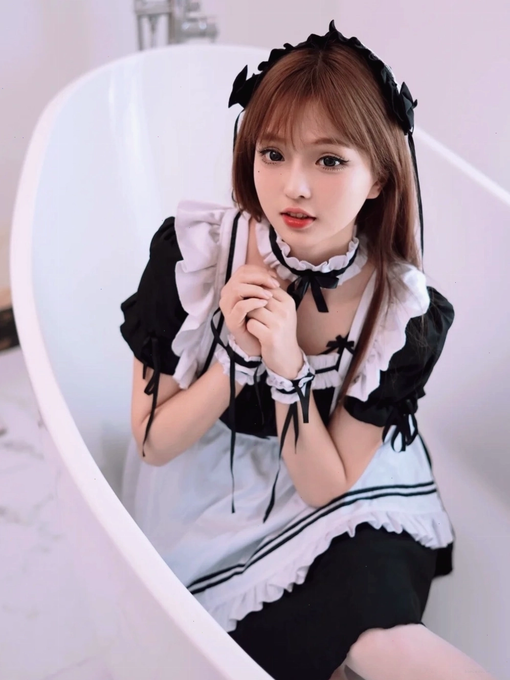 Vẻ đẹp gợi cảm của cô hầu gái trong trang phục bó sát