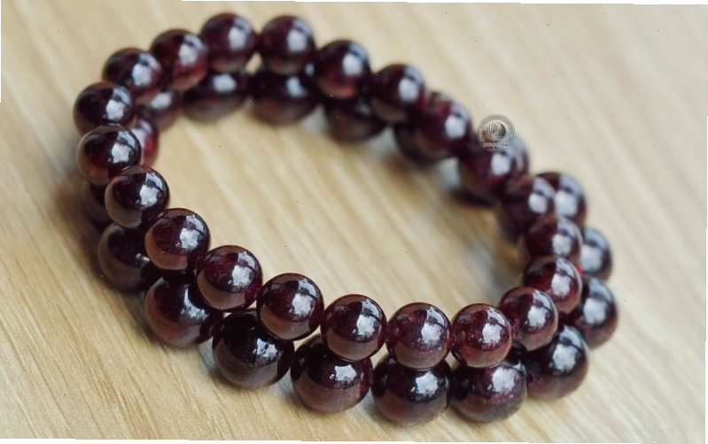 Vòng tay đá Garnet mang lại may mắn cho người mệnh Hỏa