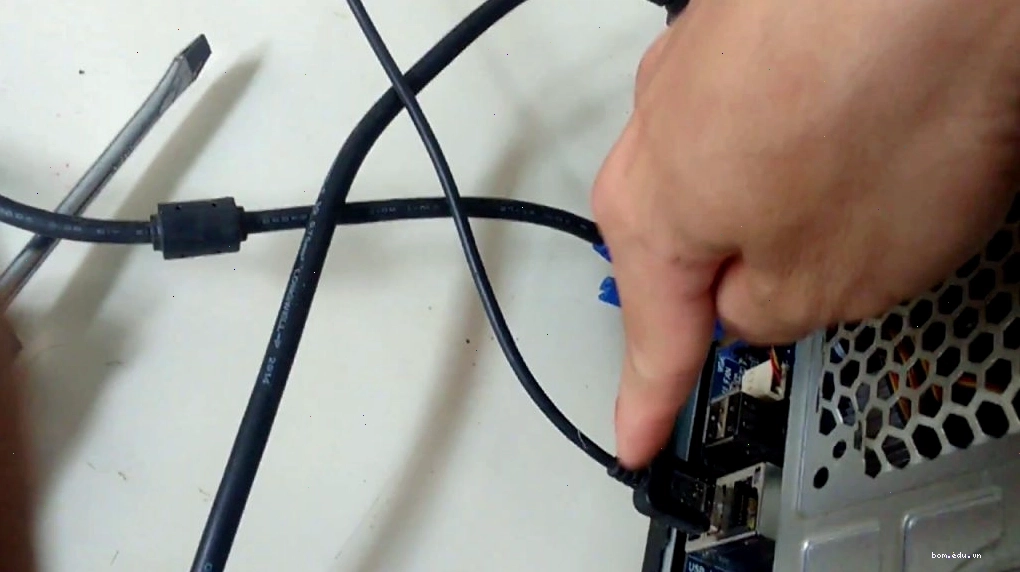 Kiểm tra Cable kết nối với màn hình máy tính chắc chắn