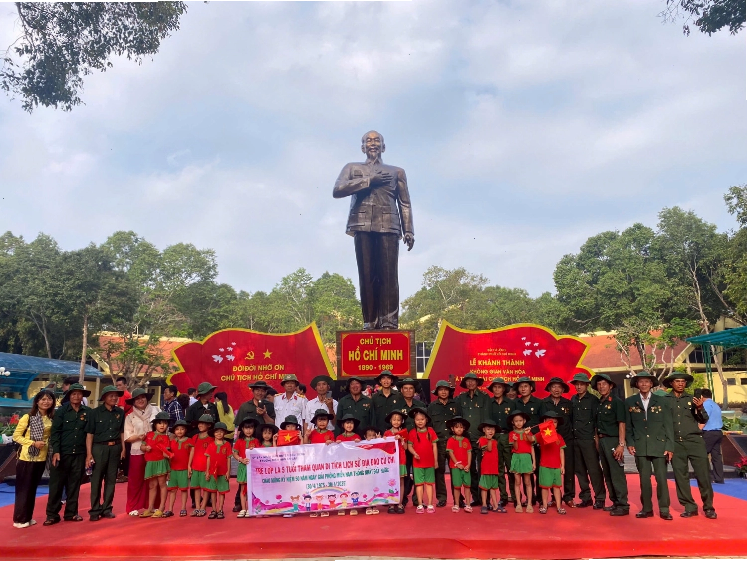 Trẻ tham quan di tích lịch sử và học tập ngoại khóa