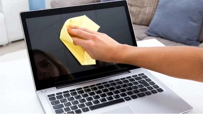 Vệ sinh màn hình laptop và kiểm tra tổng thể phần cứng