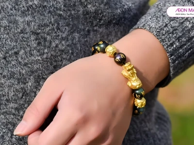 Nữ đeo vòng phong thủy tay nào để hút tài lộc, may mắn?